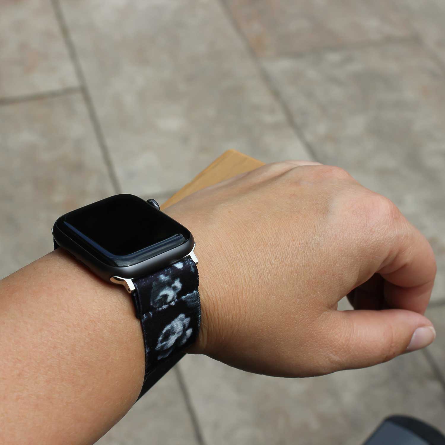 Correa de nailon para el Apple Watch - flores negras