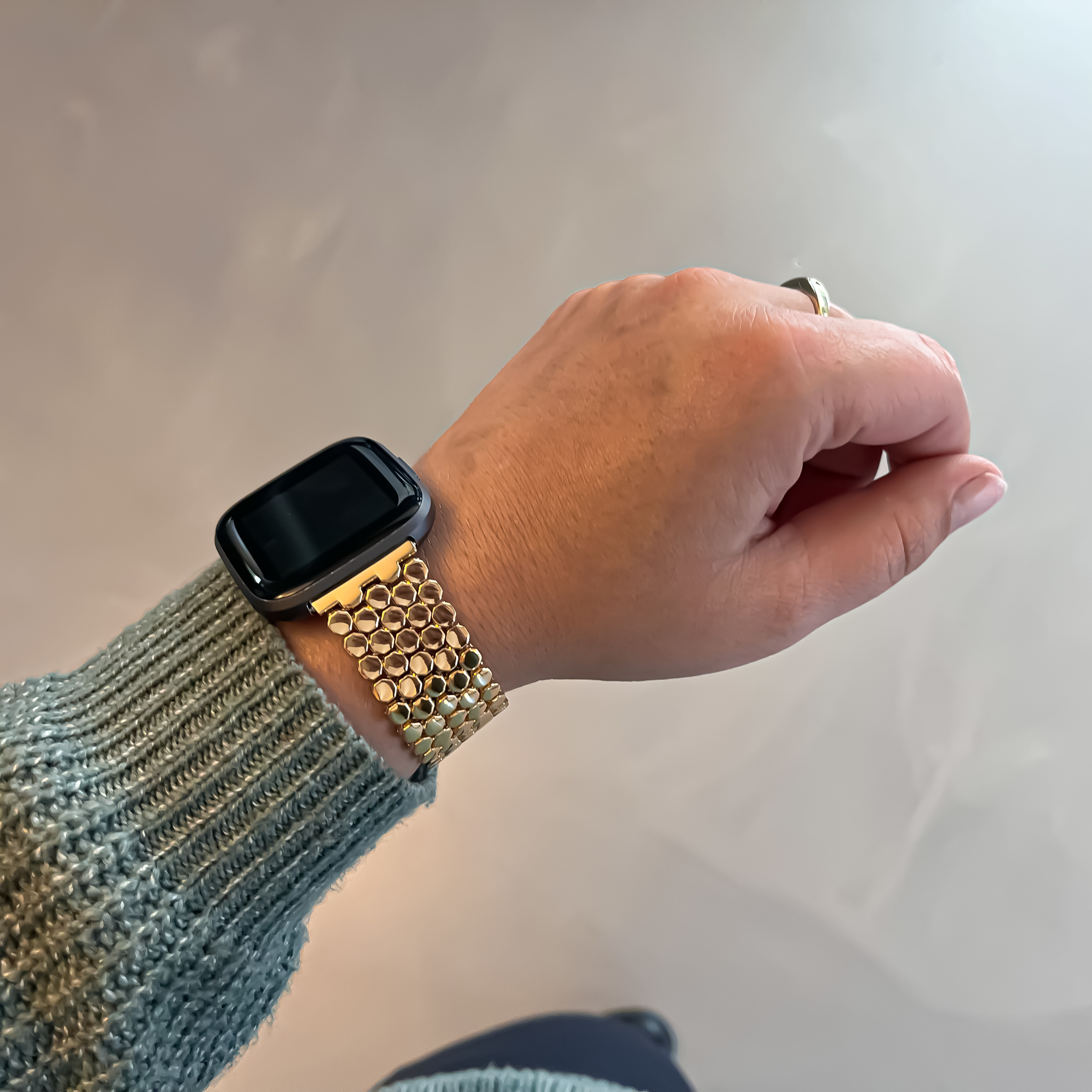 Correa de eslabones de acero para peces para el Fitbit Versa - dorada