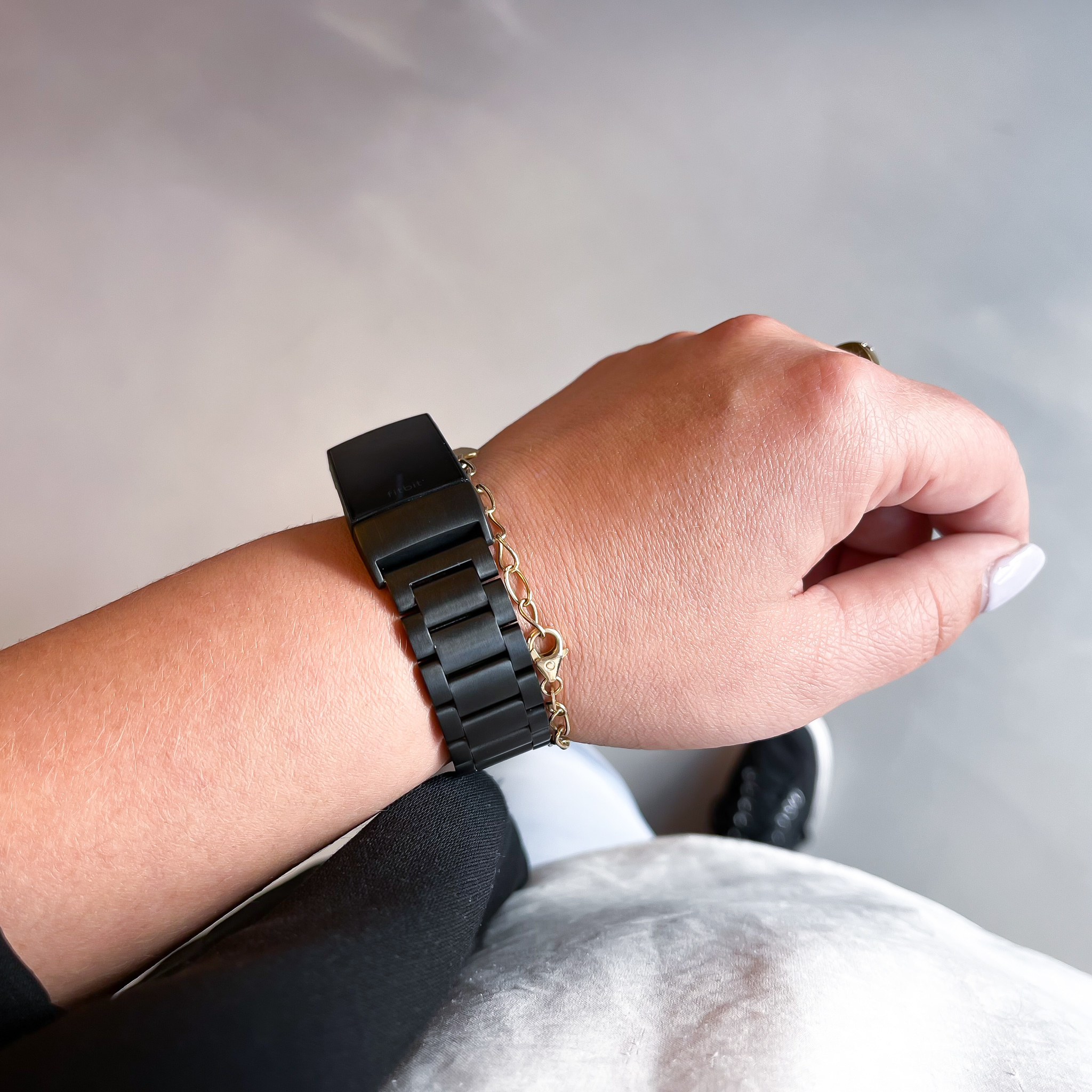 Correa de eslabones de acero con cuentas para el Fitbit Charge 3 y 4 - negra
