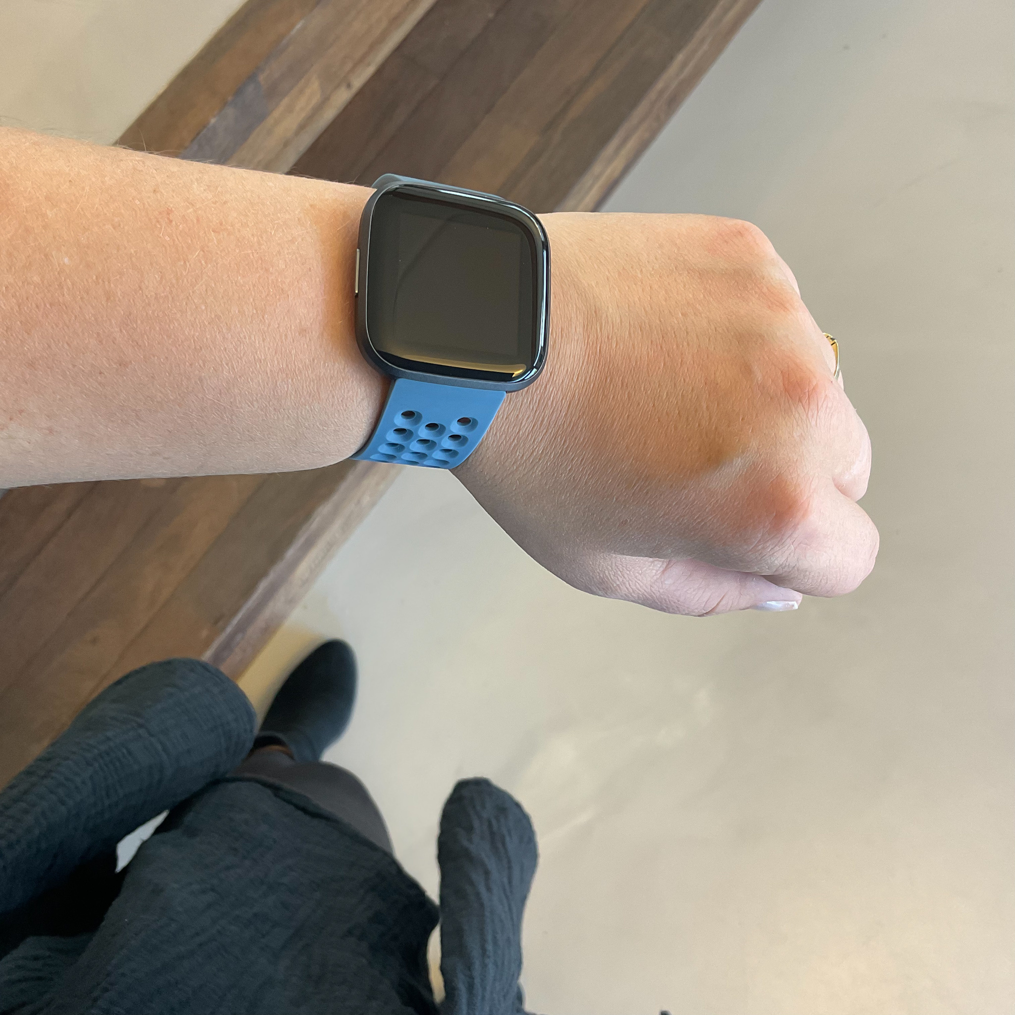 Correa deportiva point para el Fitbit Versa - pizarra
